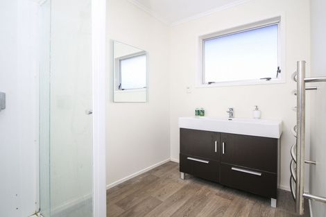 Photo of property in 31 Hobsonville Road, West Harbour, Auckland, 0618