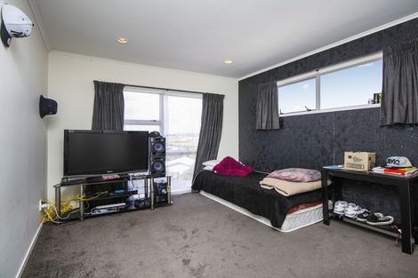 Photo of property in 31 Hobsonville Road, West Harbour, Auckland, 0618