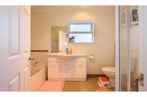 Photo of property in 40 Roberts Road, Glenfield, Auckland, 0629