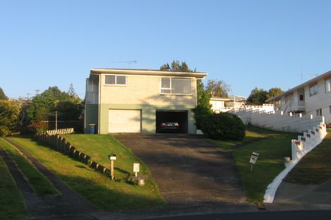 Photo of property in 2/19 Hamilton Place, Glenfield, Auckland, 0629