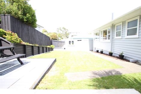 Photo of property in 8 Griffiths Grove, Newlands, Wellington, 6037