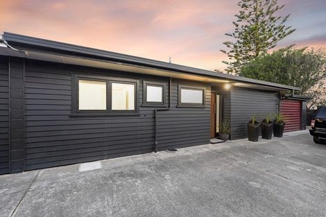 Photo of property in 2/44 Waimumu Road, Massey, Auckland, 0614