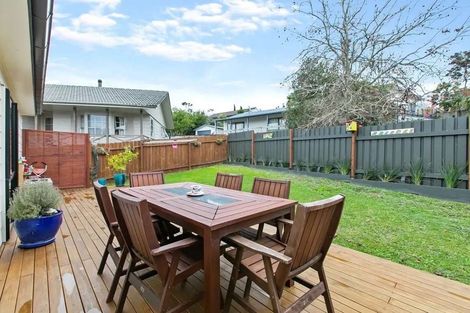 Photo of property in 2/1 Landsdale Place, Massey, Auckland, 0614