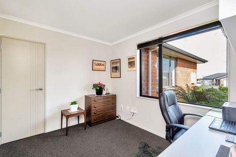 Photo of property in 8 Drumkeen Place, Rosehill, Papakura, 2113