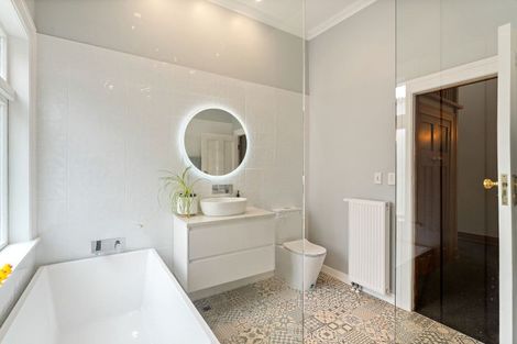 Photo of property in 210 Oriental Parade, Oriental Bay, Wellington, 6011