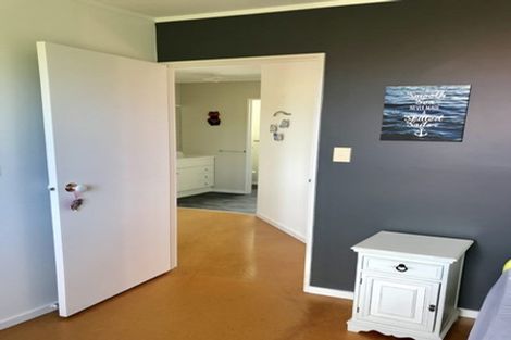 Photo of property in 2 Dudley Crescent, Cable Bay, 0420