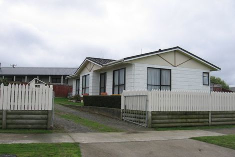 Photo of property in 132 Hillcrest Drive, Kelvin Grove, Palmerston North, 4414