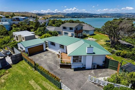 Photo of property in 16 Mana View Road, Paremata, Porirua, 5026