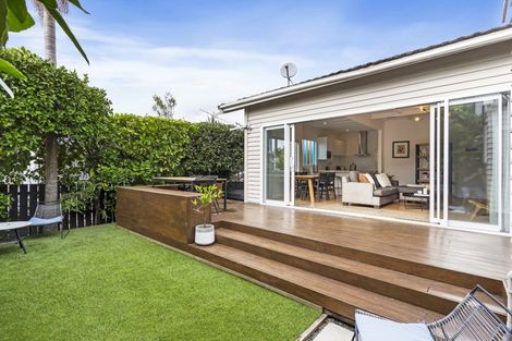 Photo of property in 2 Wernham Place, Northcote, Auckland, 0626