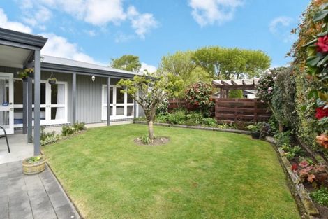 Photo of property in 17 Clivedon Place, Redwood, Christchurch, 8051