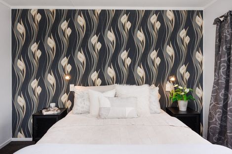 Photo of property in 18 Cumberland Place, Kelvin Grove, Palmerston North, 4414