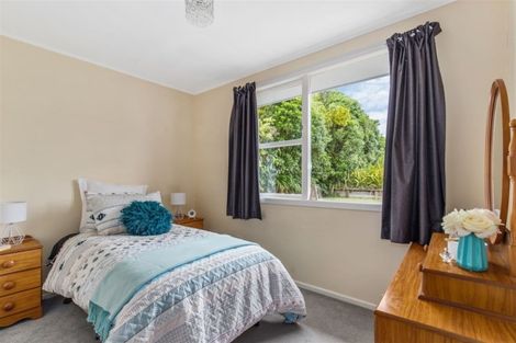 Photo of property in 6 Westleigh Way, Newlands, Wellington, 6037