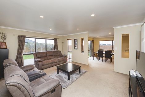 Photo of property in 5 Ron Place, Fitzherbert, Palmerston North, 4410