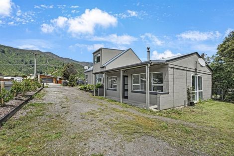 Photo of property in 44 Beach Road, Waikawa, Picton, 7220