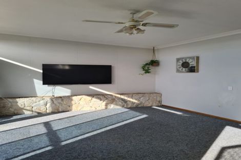 Photo of property in 8 Royal Place, Levin, 5510