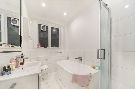 Photo of property in 3/246 Oriental Parade, Oriental Bay, Wellington, 6011
