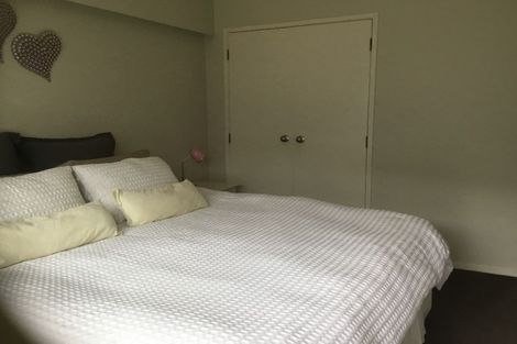 Photo of property in 1/104 East Coast Road, Forrest Hill, Auckland, 0620