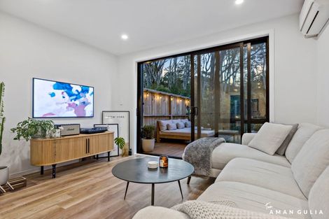 Photo of property in 33 Tokai Place, Glen Eden, 0602