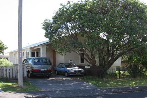 Photo of property in 11 Cleve Road, Green Bay, Auckland, 0604