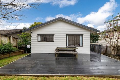 Photo of property in 2/21 Tahu Crescent, Sunnynook, Auckland, 0620