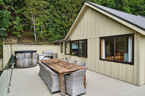 Photo of property in 9 Whiorau Grove, Lowry Bay, Lower Hutt, 5013