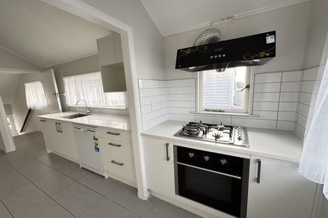 Photo of property in 39 Staveley Avenue, Mount Roskill, Auckland, 1041