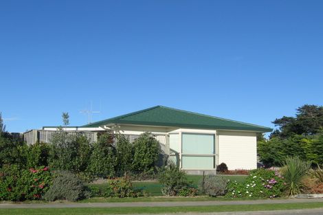 Photo of property in 4 Caughley Place, Otaki Beach, Otaki, 5512