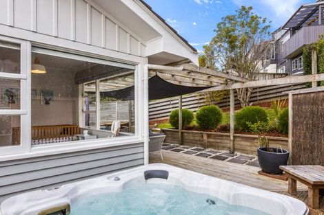 Photo of property in 1/21 Deuxberry Avenue, Northcote, Auckland, 0627