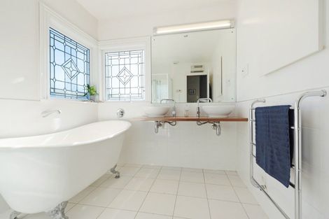 Photo of property in 51 Fairview Crescent, Kelburn, Wellington, 6012