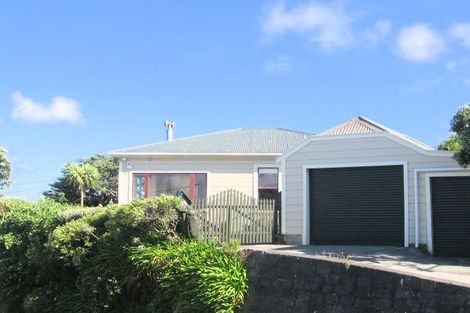 Photo of property in 15 Apuka Street, Brooklyn, Wellington, 6021