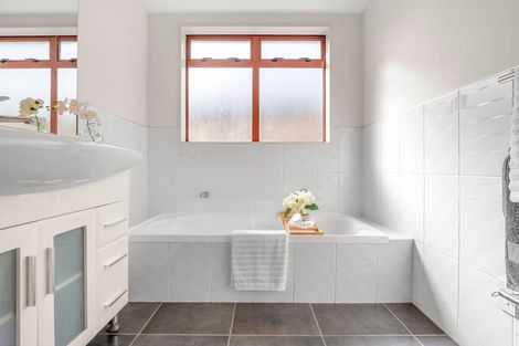 Photo of property in 1 Farleigh Close, Huntington, Hamilton, 3210