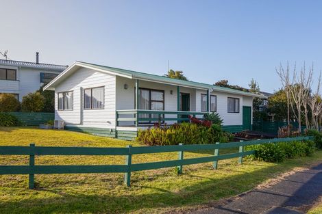 Photo of property in 1 Stella Drive, Clarks Beach, 2122