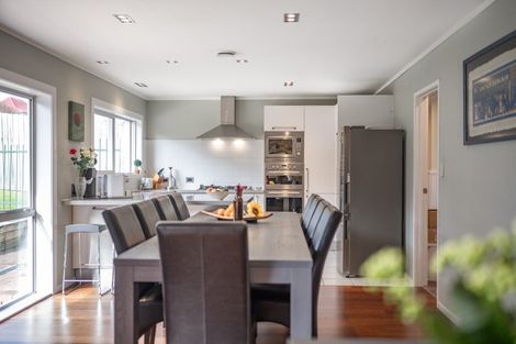 Photo of property in 120 Prince Regent Drive, Half Moon Bay, Auckland, 2012