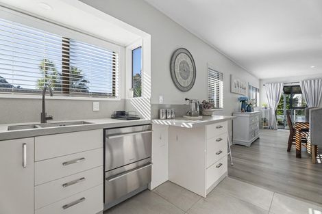 Photo of property in 27 Pohutukawa Avenue, Shelly Park, Auckland, 2014