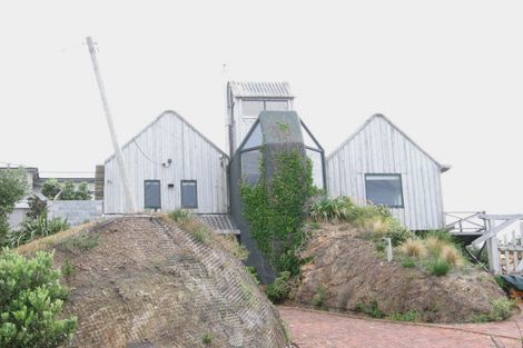 Photo of property in 2 Oku Street, Island Bay, Wellington, 6023