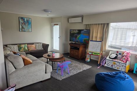 Photo of property in 3 Merritt Way, Newlands, Wellington, 6037