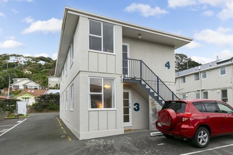 Photo of property in 3/127 Queens Drive, Lyall Bay, Wellington, 6022