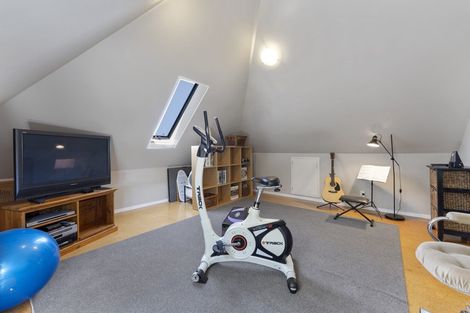 Photo of property in 16 Fraser Court, Roslyn, Palmerston North, 4414