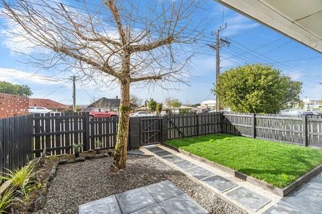 Photo of property in 1/86 Sylvan Avenue, Northcote, Auckland, 0627