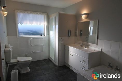 Photo of property in 2 Canberra Place, Redwood, Christchurch, 8051