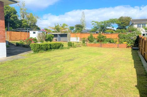 Photo of property in 25 Borrowdace Avenue, Botany Downs, Auckland, 2010