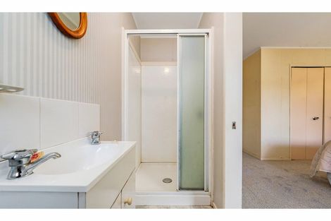 Photo of property in 29 Taupiko Place, Green Bay, Auckland, 0604