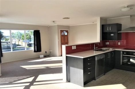 Photo of property in 2/18 Barbados Drive, Unsworth Heights, Auckland, 0632