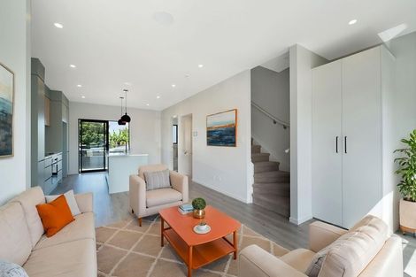 Photo of property in 1/107 Hobsonville Road, West Harbour, Auckland, 0618