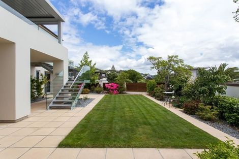 Photo of property in 32 Drayton Drive, Mount Pleasant, Christchurch, 8081