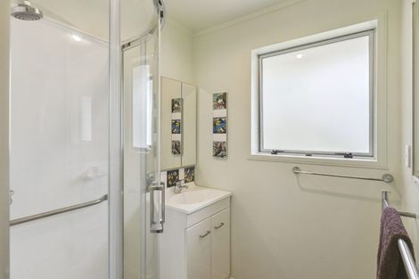 Photo of property in 18 Rewarewa Crescent, Waikanae, 5036
