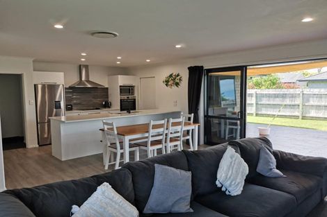 Photo of property in 17 Roto View, One Tree Point, 0118