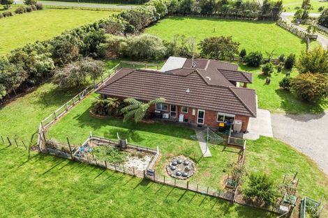 Photo of property in 468 Tararua Road, Levin, 5571