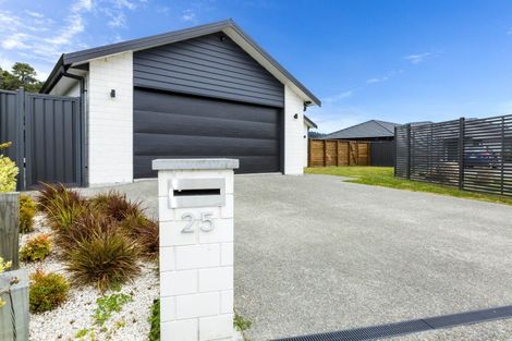 Photo of property in 25 Salisbury Crescent, Wallaceville, Upper Hutt, 5018