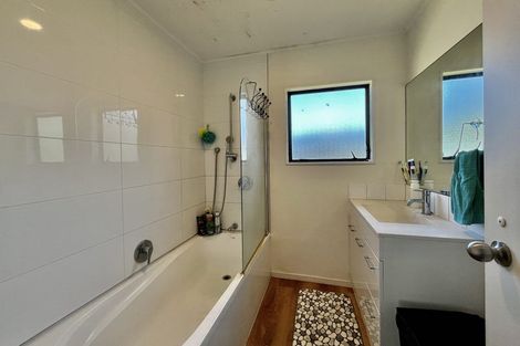 Photo of property in 1/95 Hobsonville Road, West Harbour, Auckland, 0618